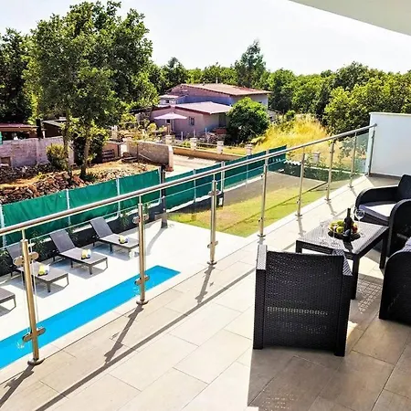 New With Pool Βίλα