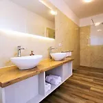 New With Pool וילה