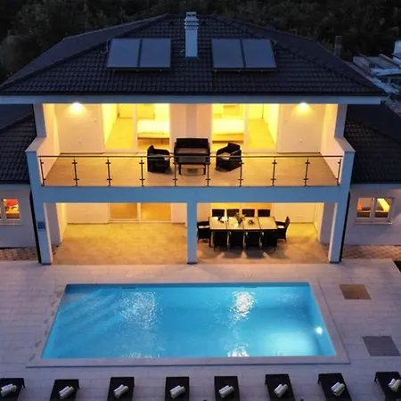 New With Pool וילה
