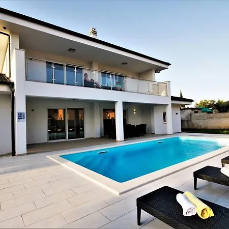 New With Pool וילה *