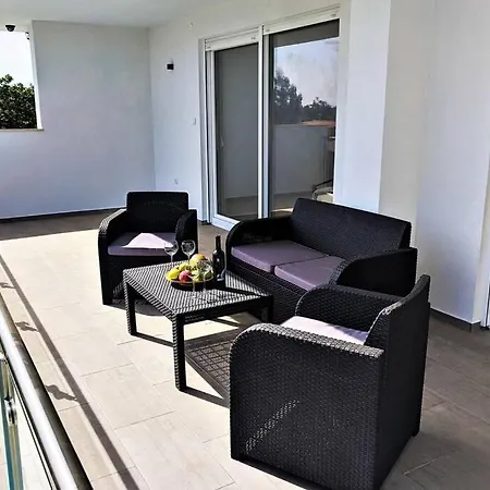 New With Pool וילה *