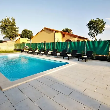 Vila New With Pool